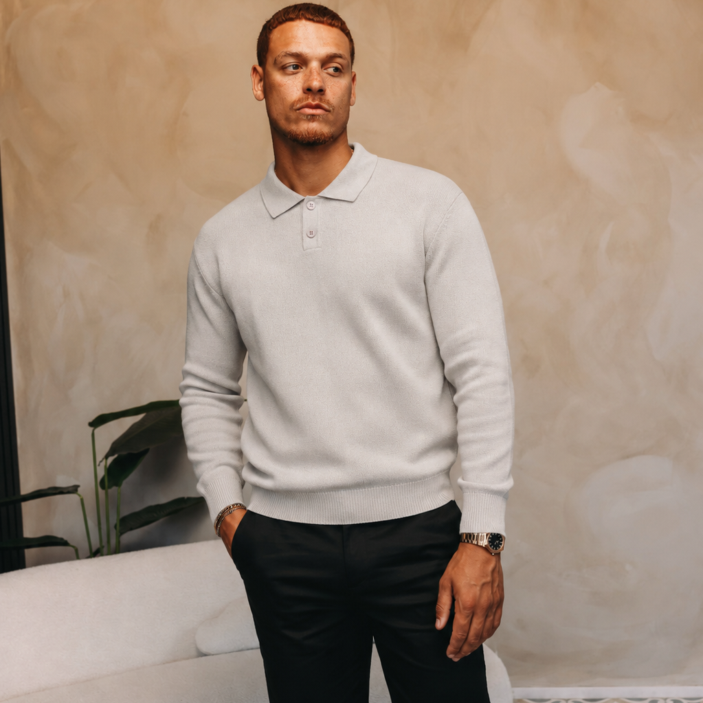 Model in de grijze Knit Longsleeve Polo met een zwarte broek