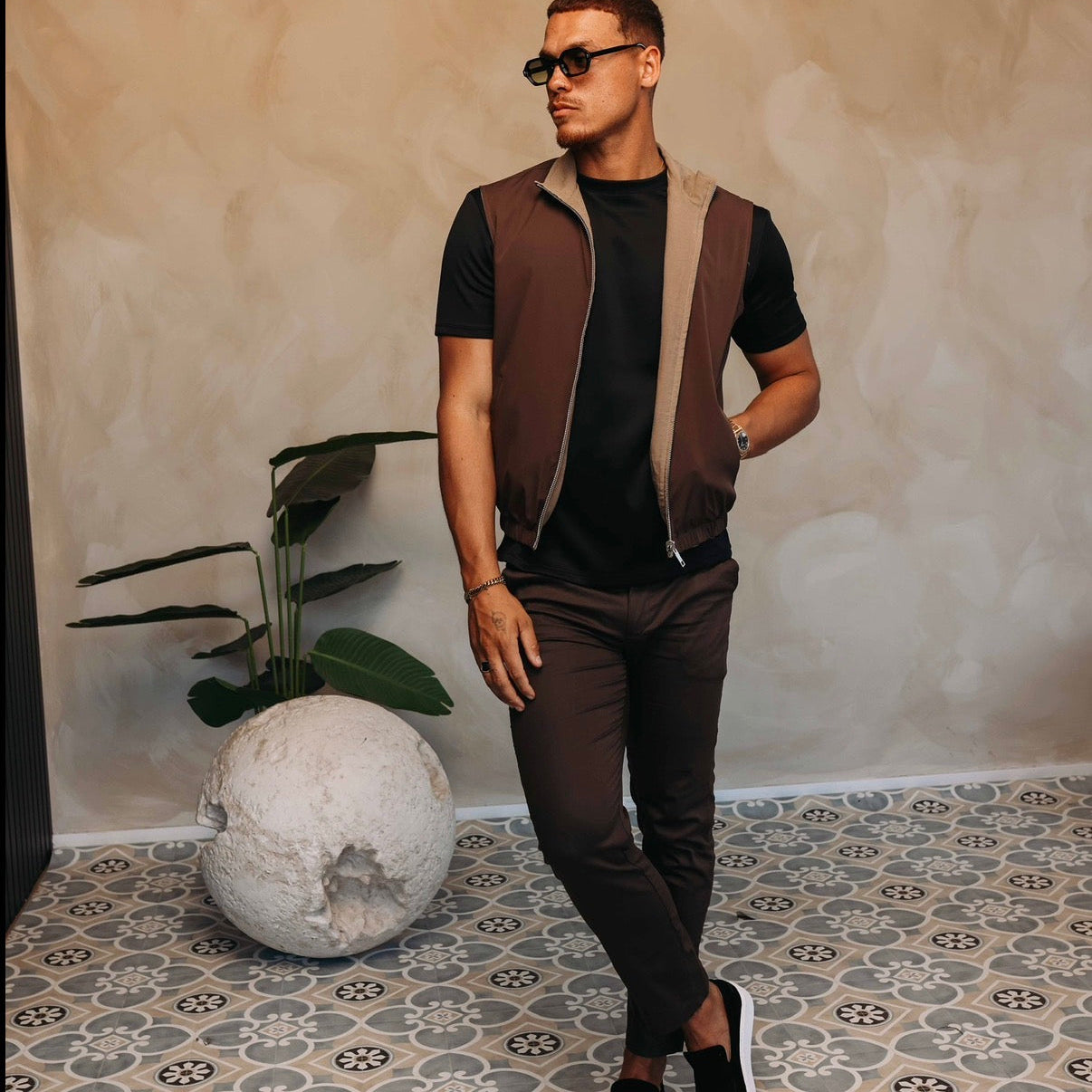 Model in de Core Bodywarmer Beige Brown met de bruine kant buiten, over een zwart T-shirt