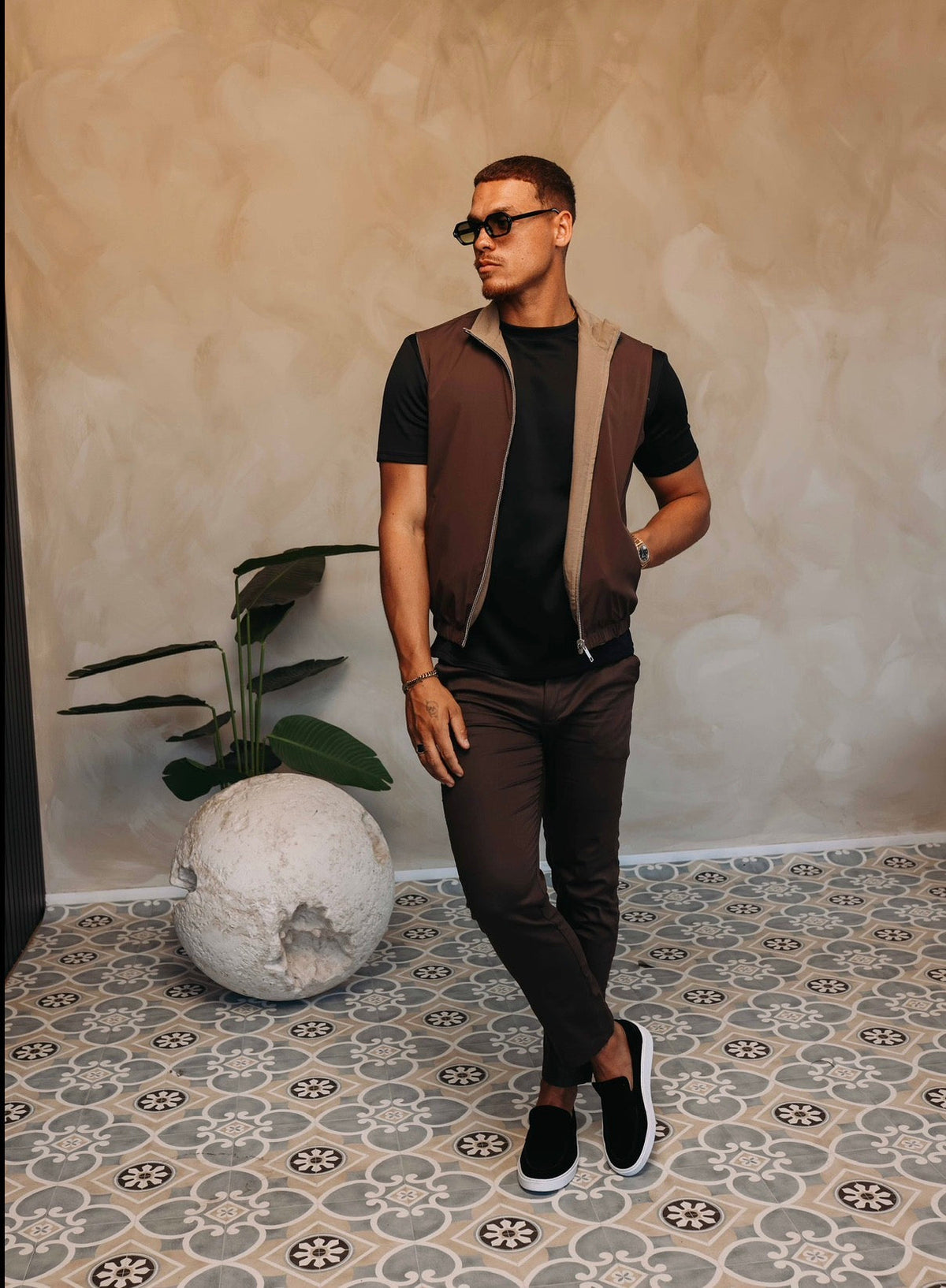 Model in de Core Bodywarmer Beige Brown met de bruine kant buiten, over een zwart T-shirt