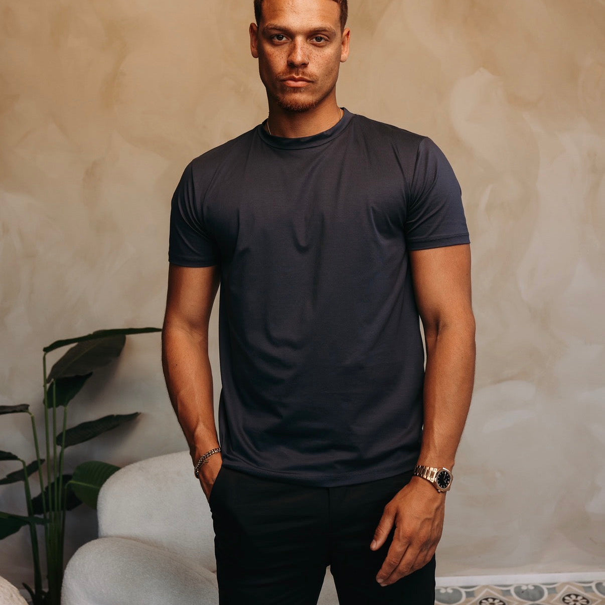 Model in het grijze Shiny Essential Shirt van organic cotton, handen in de zakken