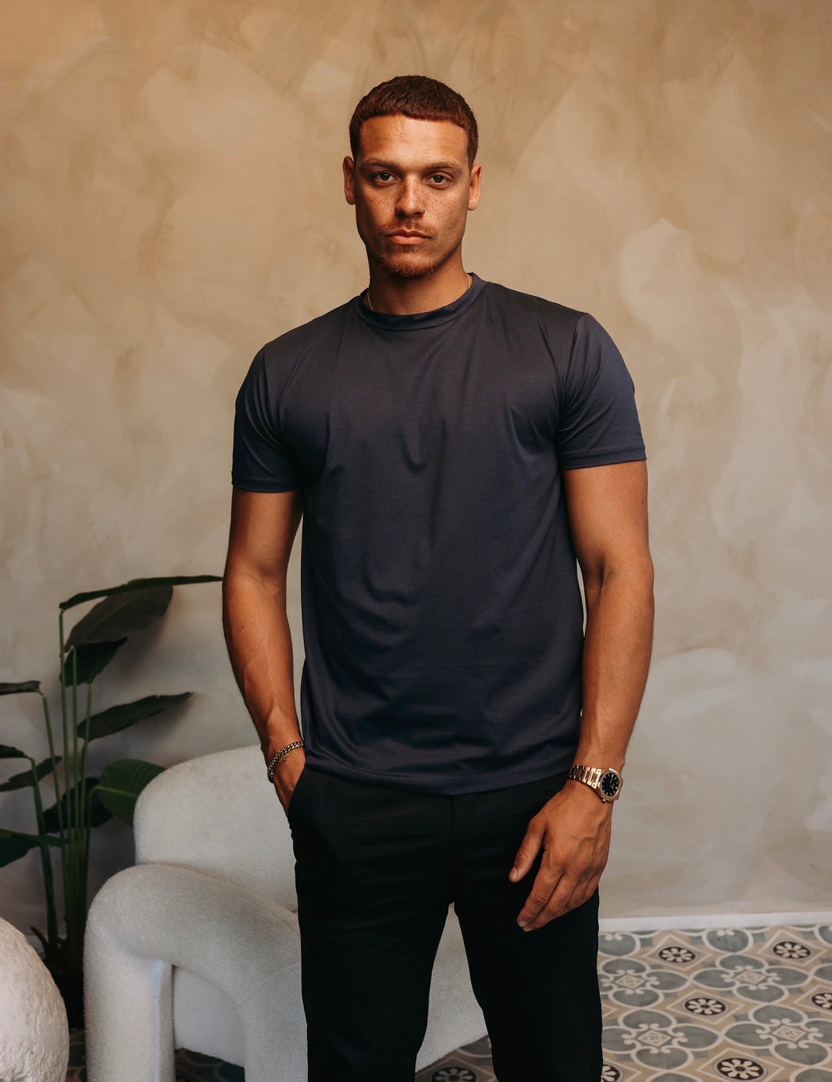 Model in het grijze Shiny Essential Shirt van organic cotton, handen in de zakken