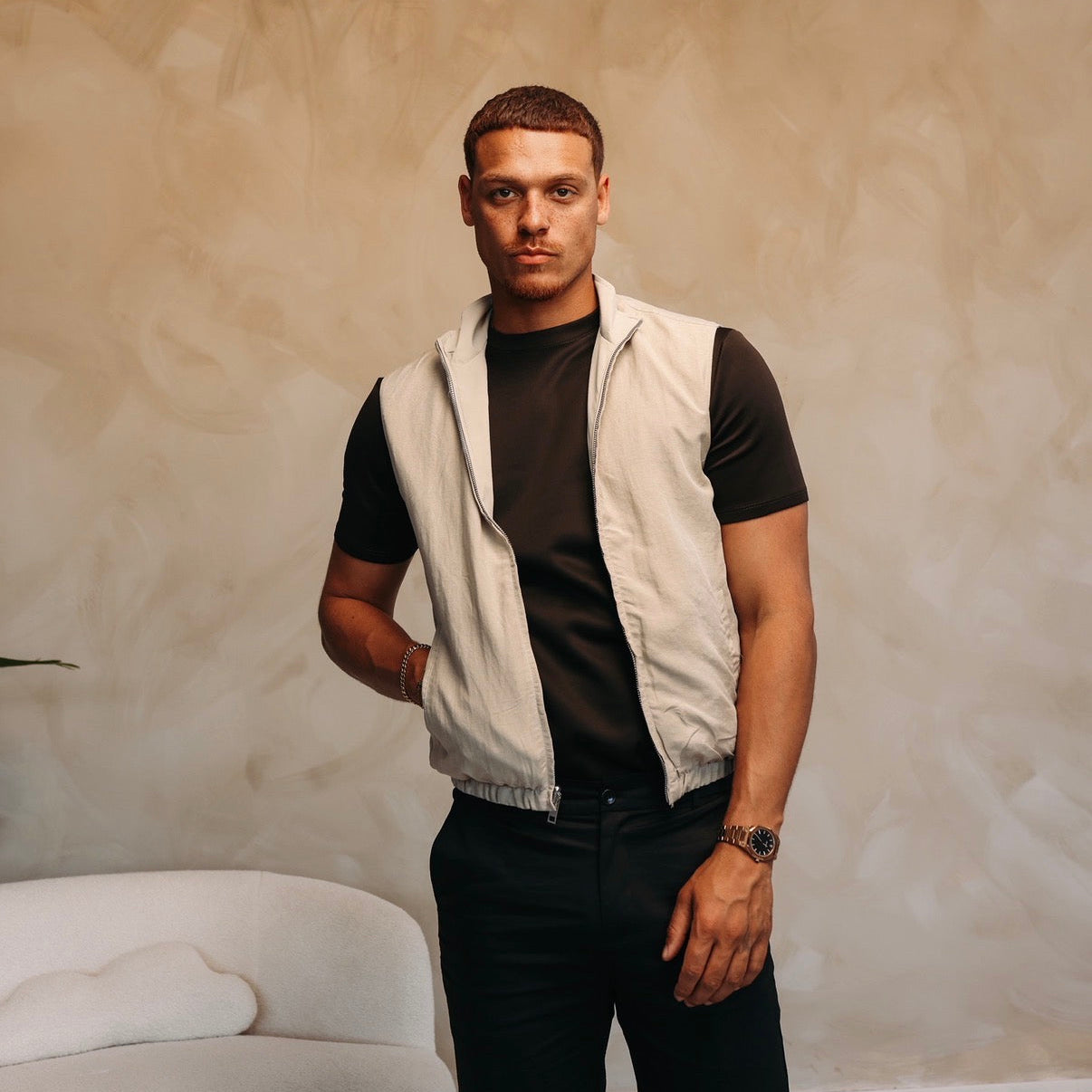 Model in het Gloss Essential Shirt in deep brown met een lichte bodywarmer eroverheen