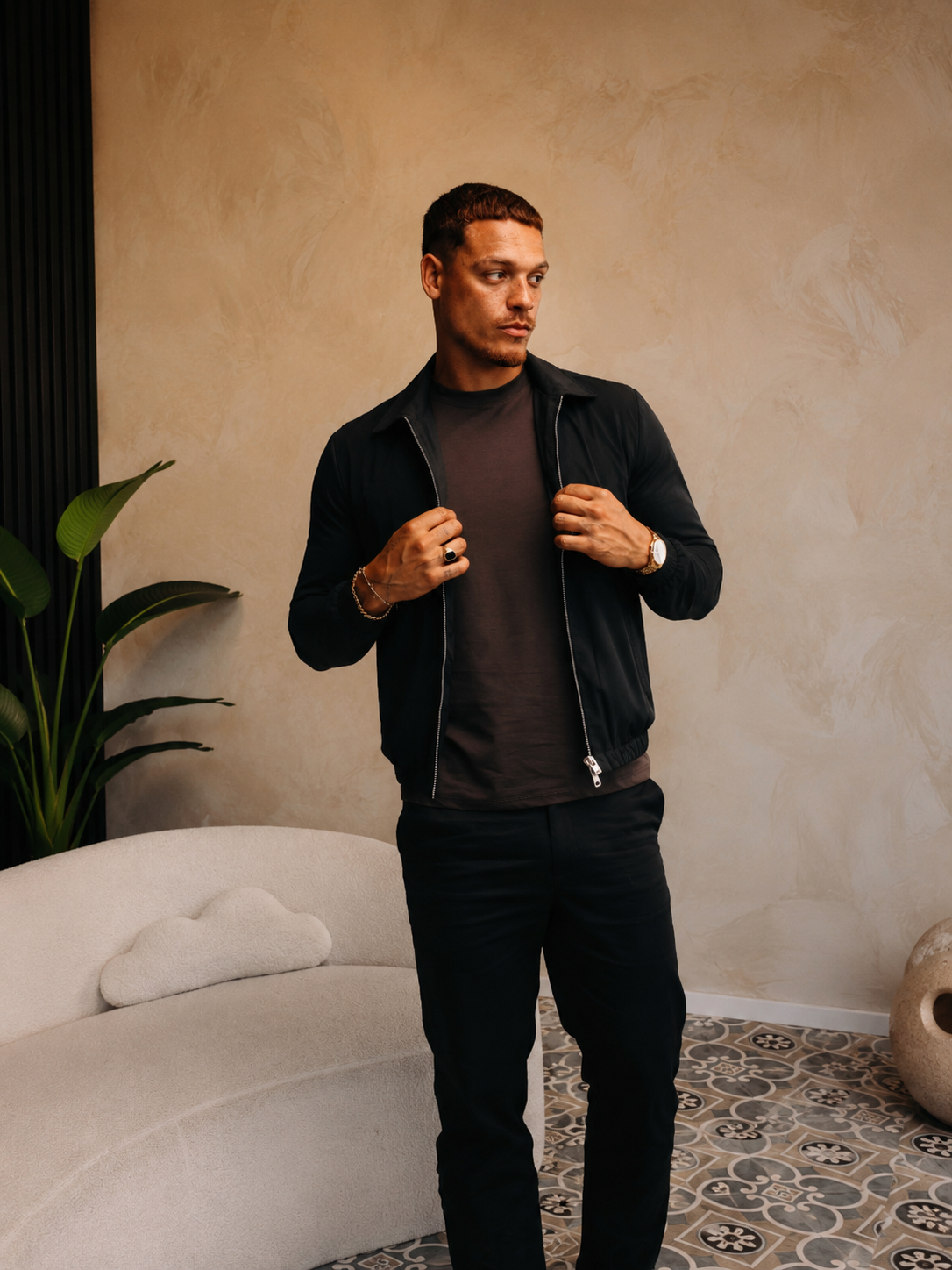 Model in de Smart Jacket in earth over een bruin T-shirt met een zwarte broek