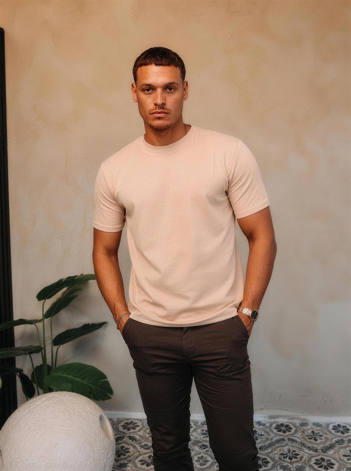 Model in het beige Gloss Essential Shirt met een bruine broek