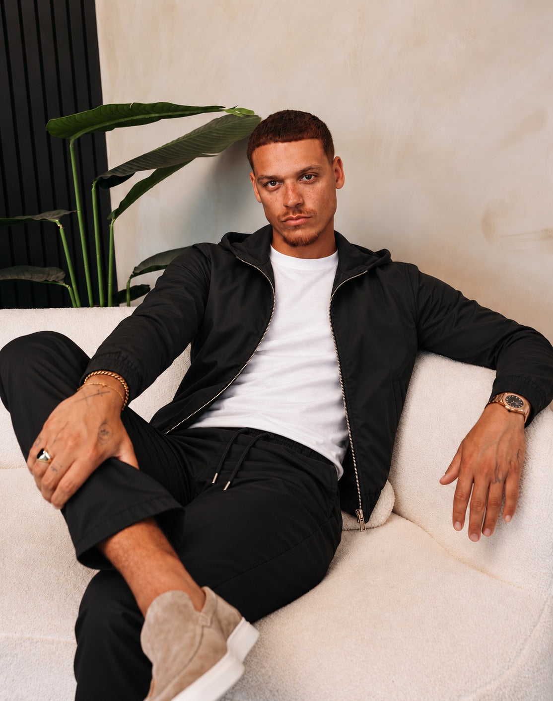 Core Tech Jacket Black - lifestyle zittend