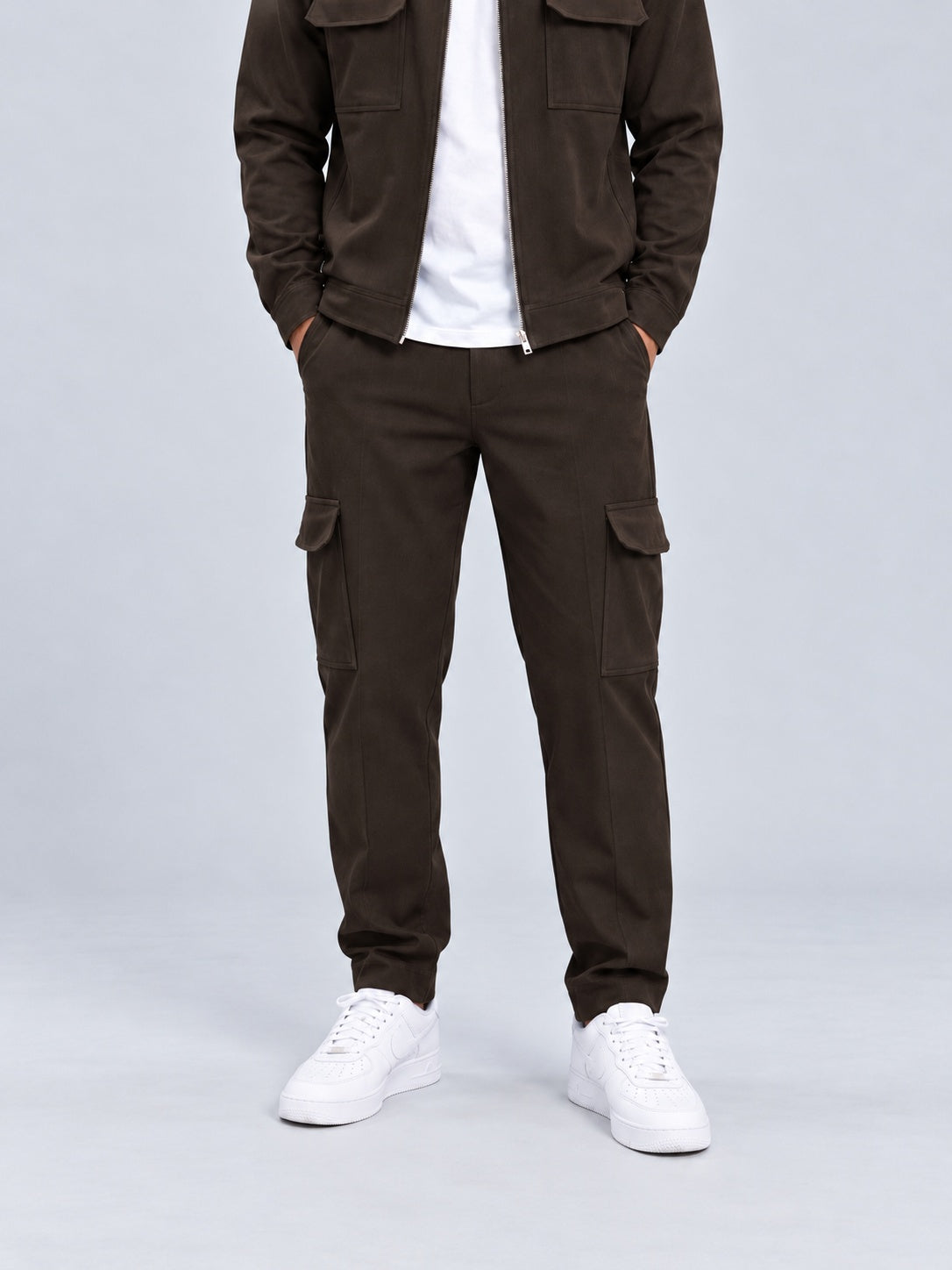 Essential Cargo Pants Dark Coffee - voorkant studio