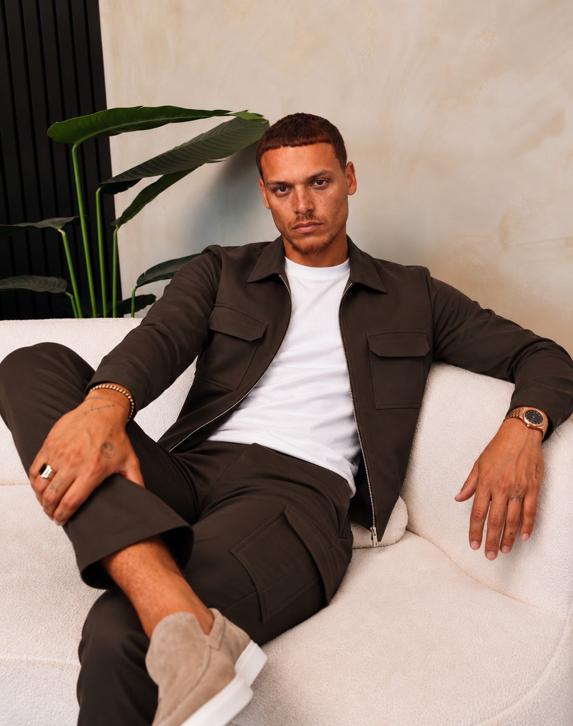 Essential Suit Dark Coffee - lifestyle zittend