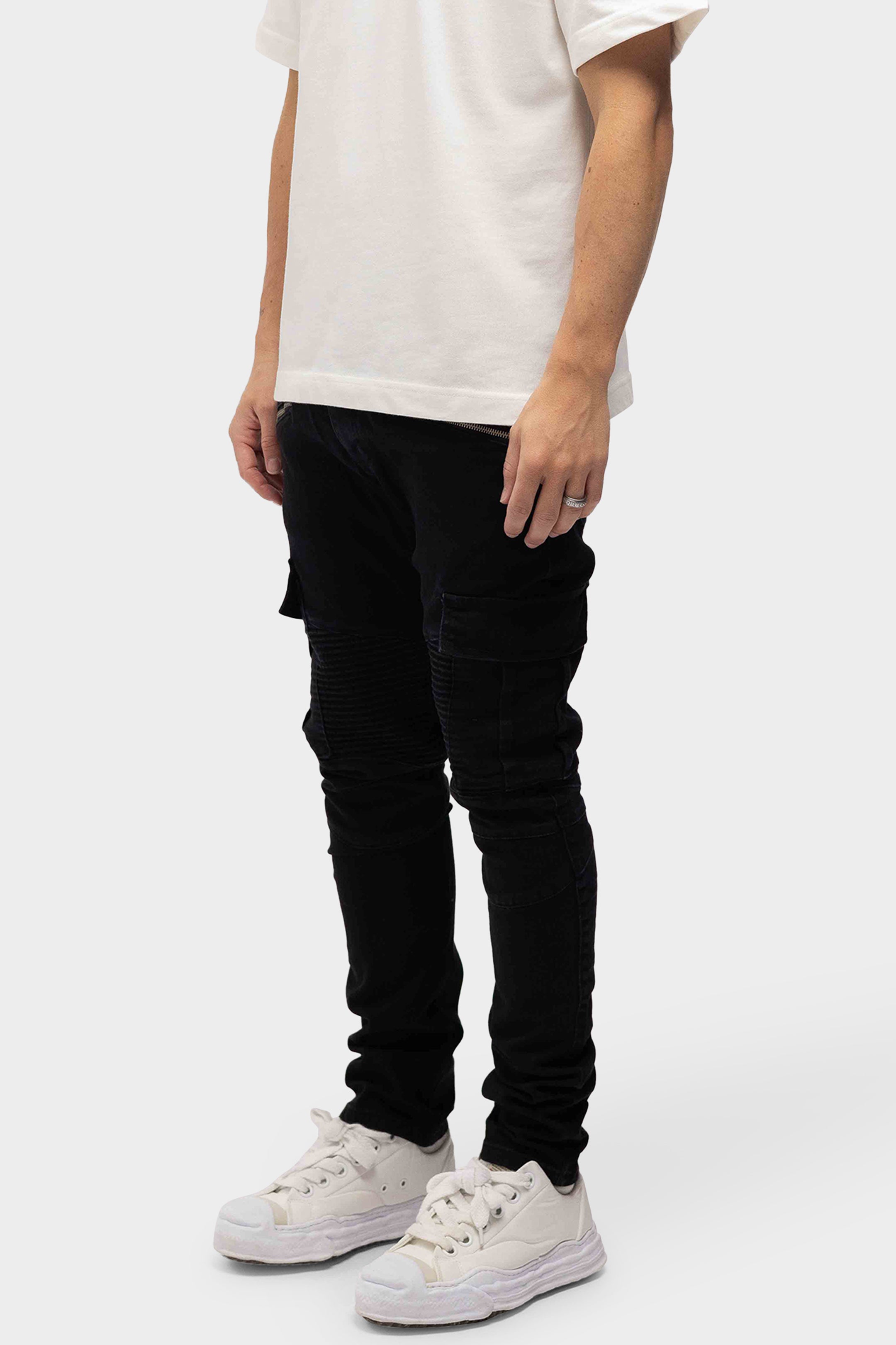 Martyr Black Jeans - zwarte denim van Richesse, gedragen op model