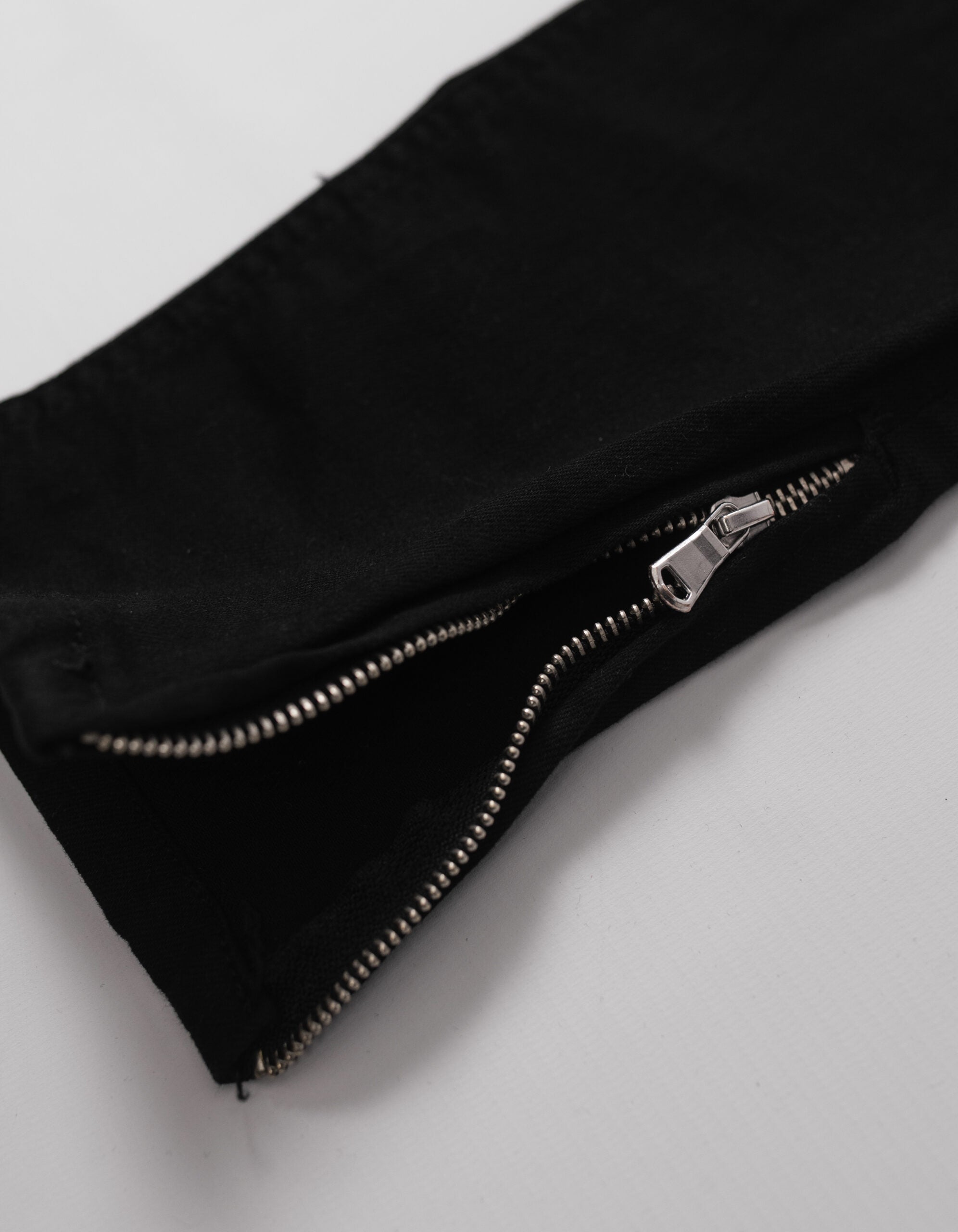 Martyr Black Jeans zwart - Richesse heren jeans, close-up afwerking