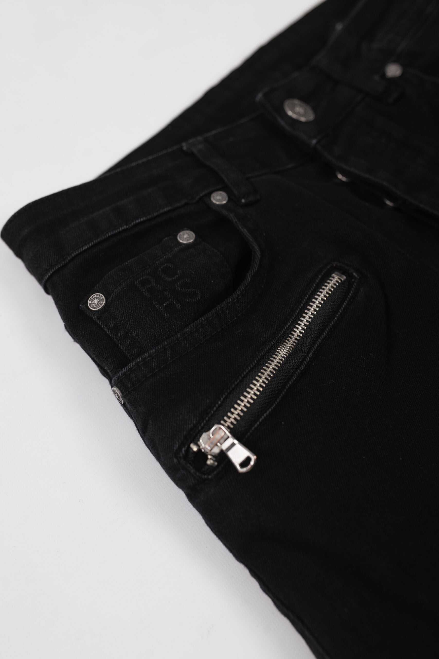 Martyr Black Jeans zwart - Richesse denim, gestyled met sneakers
