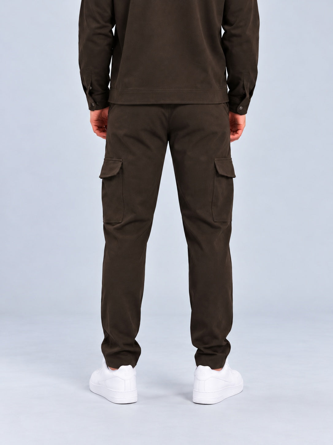 Essential Cargo Pants Dark Coffee - achterkant studio