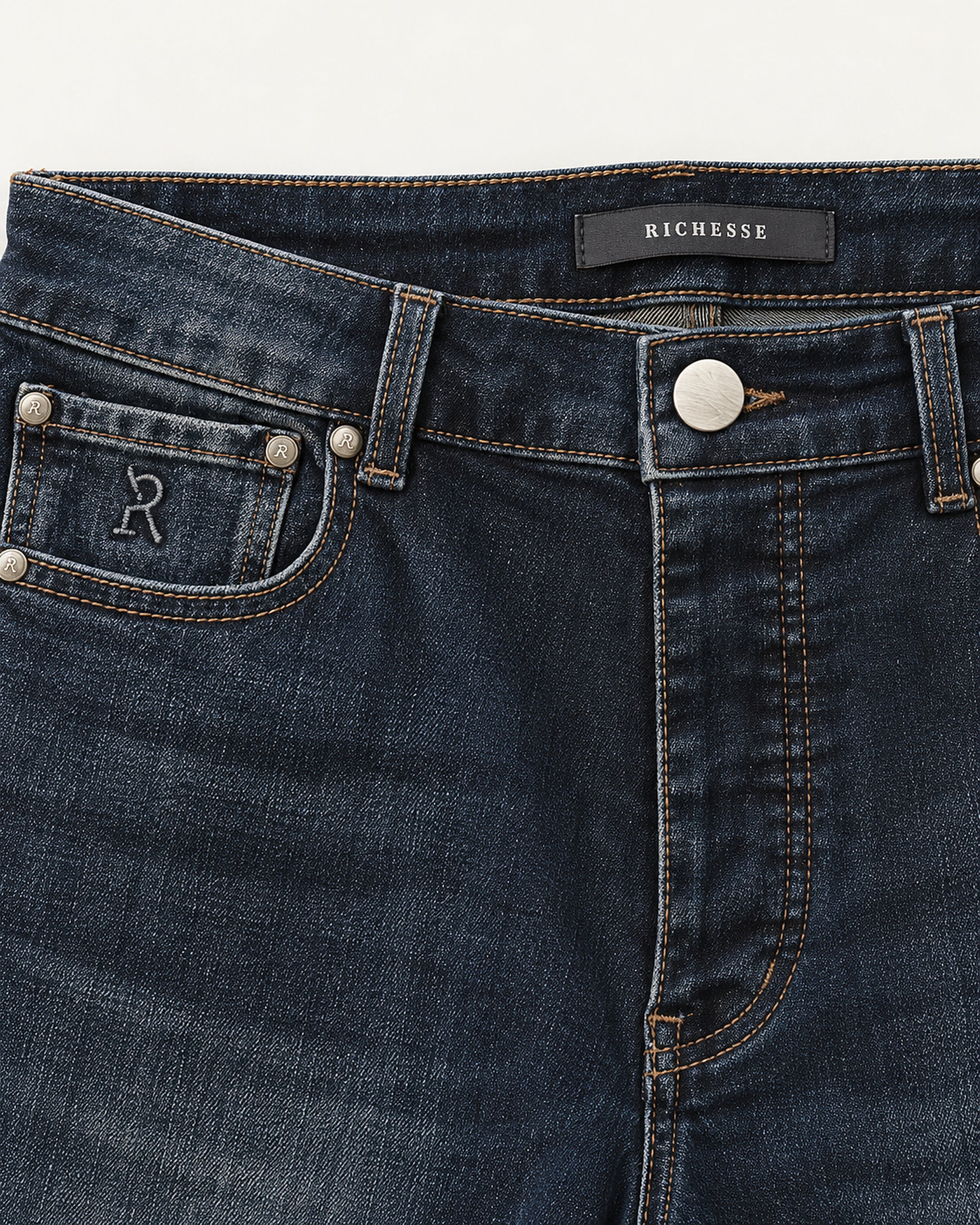 Bullet Dark Blue detail: RICHESSE label, knoop en geborduurde R