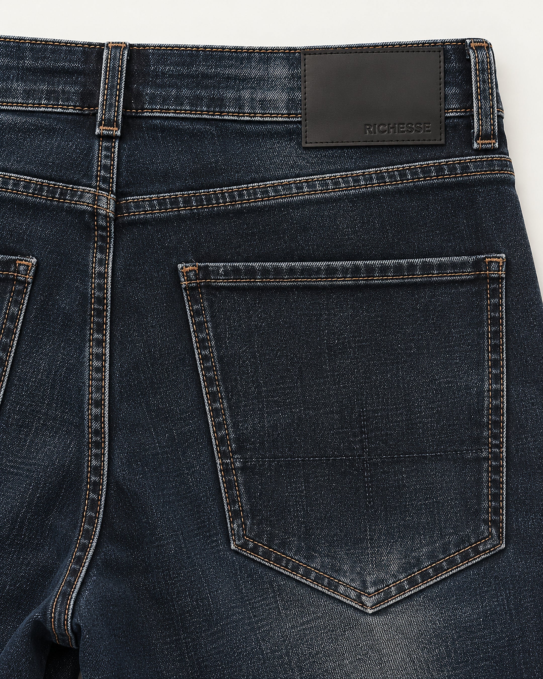 Bullet Dark Blue detail: achterzak en leren patch