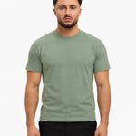 Classic Cotton T-shirt mint — studio front, zwarte pantalon