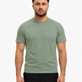 Classic Cotton T-shirt mint — studio front, zwarte pantalon