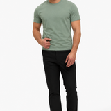 Classic Cotton T-shirt mint — studio full, zwarte pantalon