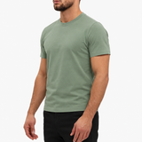 Classic Cotton T-shirt mint — studio side, zwarte pantalon