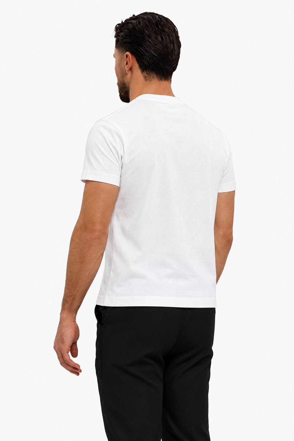 Classic Cotton T-shirt white — studio back, zwarte pantalon