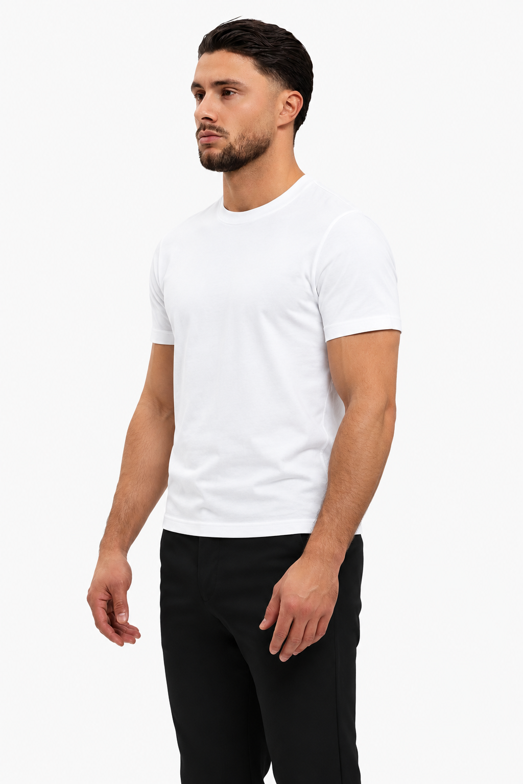 Classic Cotton T-shirt white — studio side, zwarte pantalon
