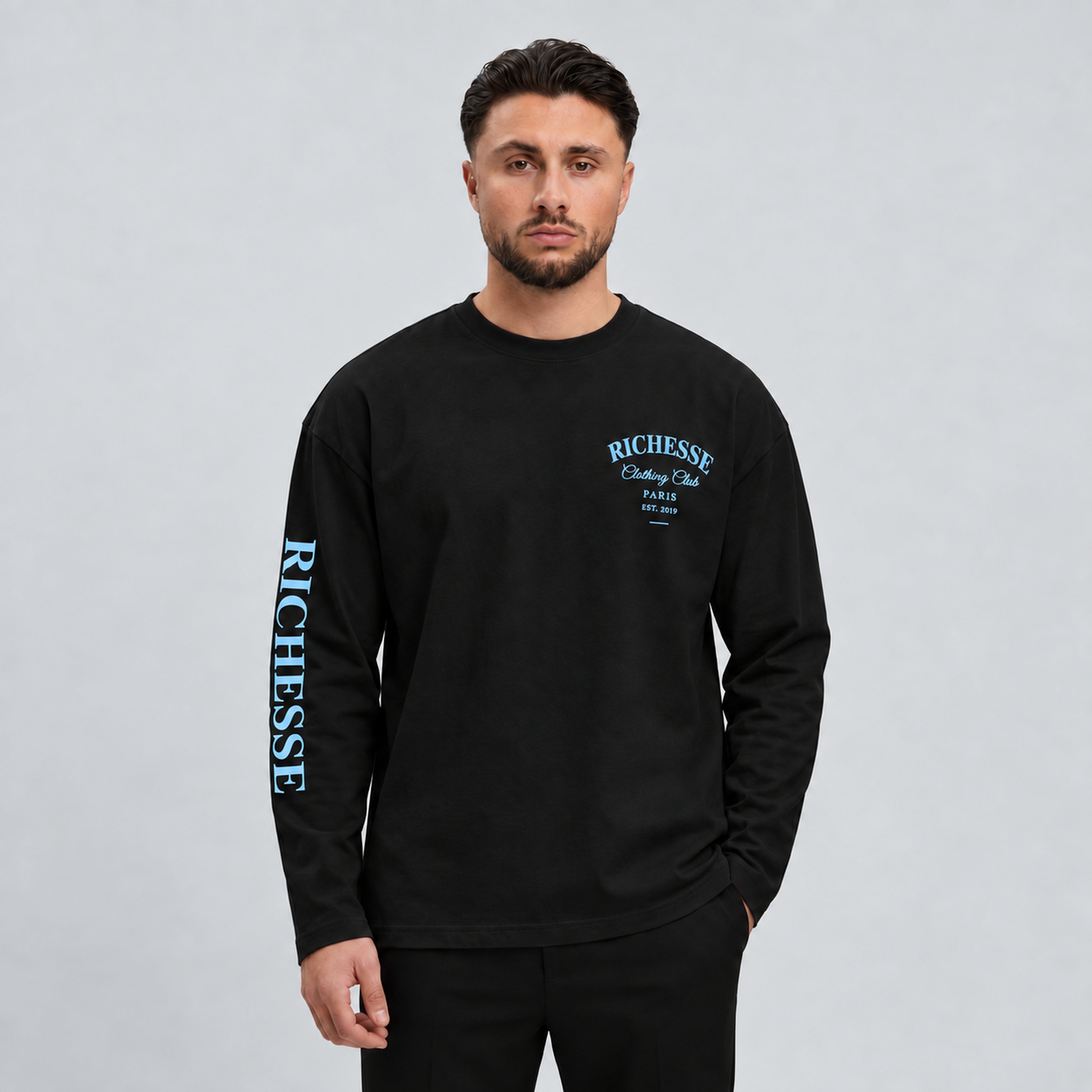 Clothing Club Longsleeve Black Light Blue – voorkant, rechte pose, 4K