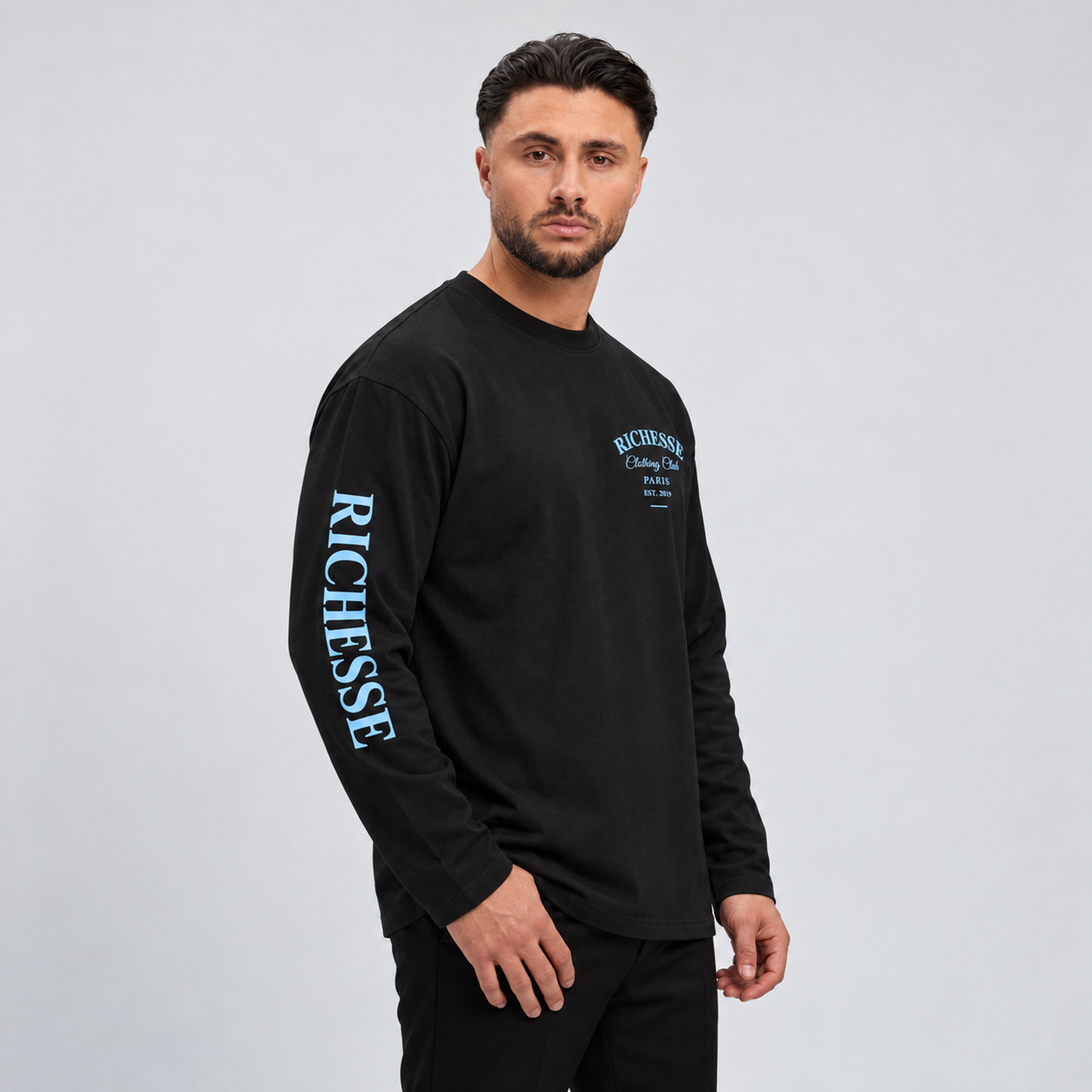 Zwart-lichtblauwe Club Longsleeve gedragen door Calvin, schuine zijkant