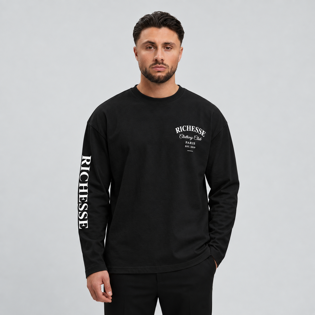 Zwart-witte Club Longsleeve gedragen door Calvin, rechte voorkant