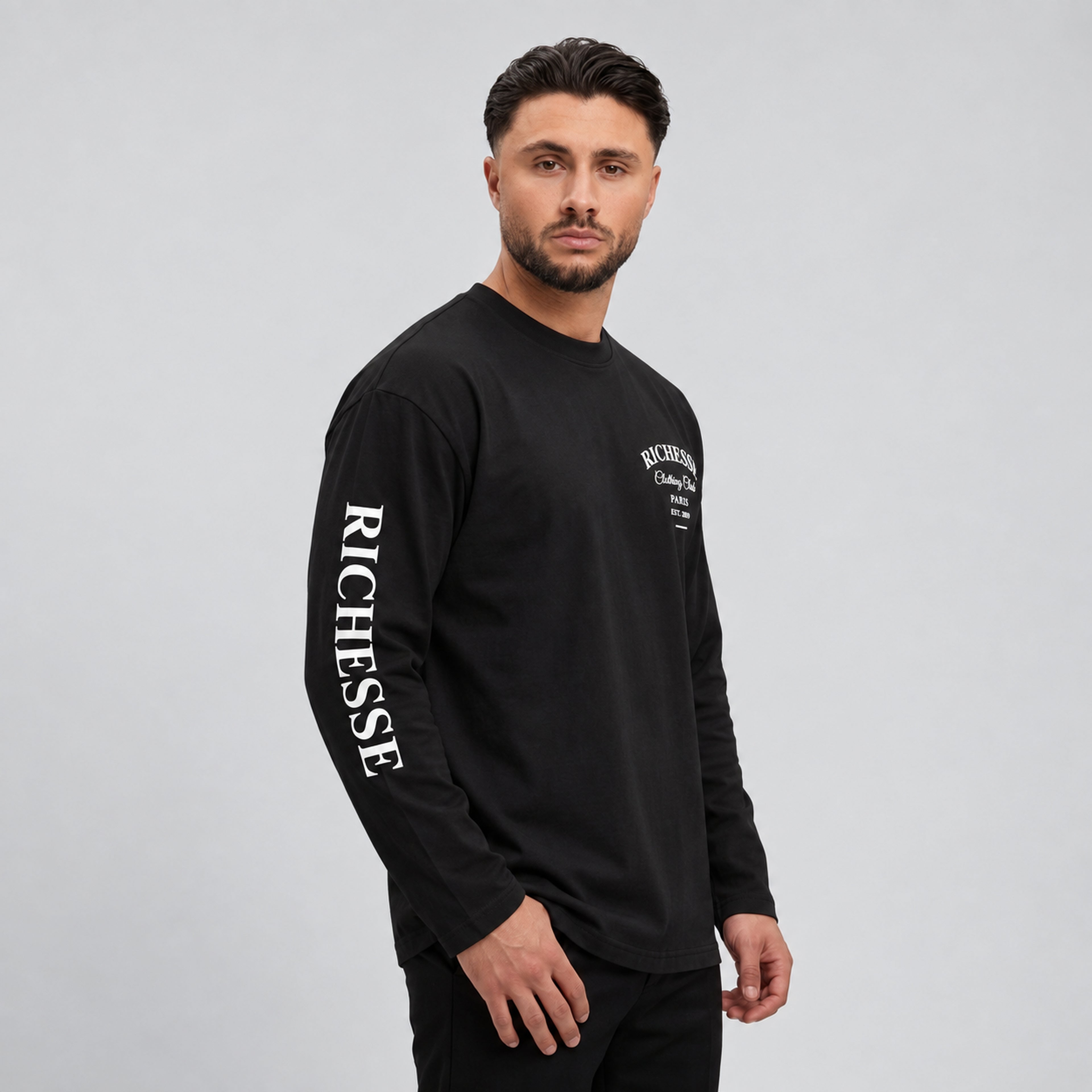 Zwart-witte Club Longsleeve gedragen door Calvin, schuine zijkant