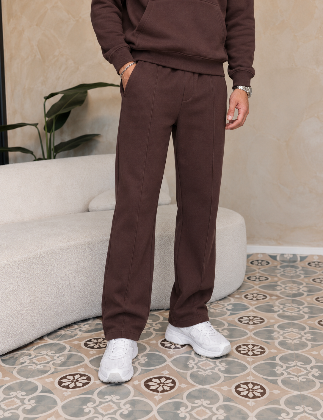 Essential Jogger Brown, gedragen