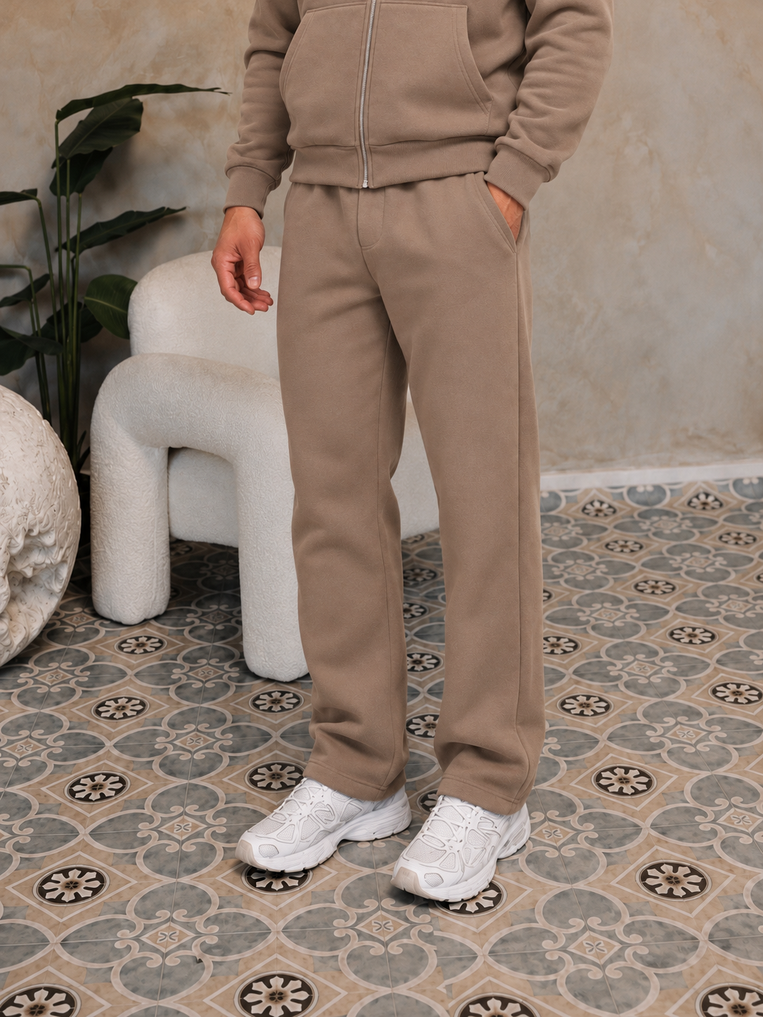 Essential Jogger Taupe, gedragen