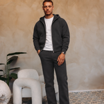 Essential Vest Set antraciet — open vest, wit shirt en witte sneakers, pose 03