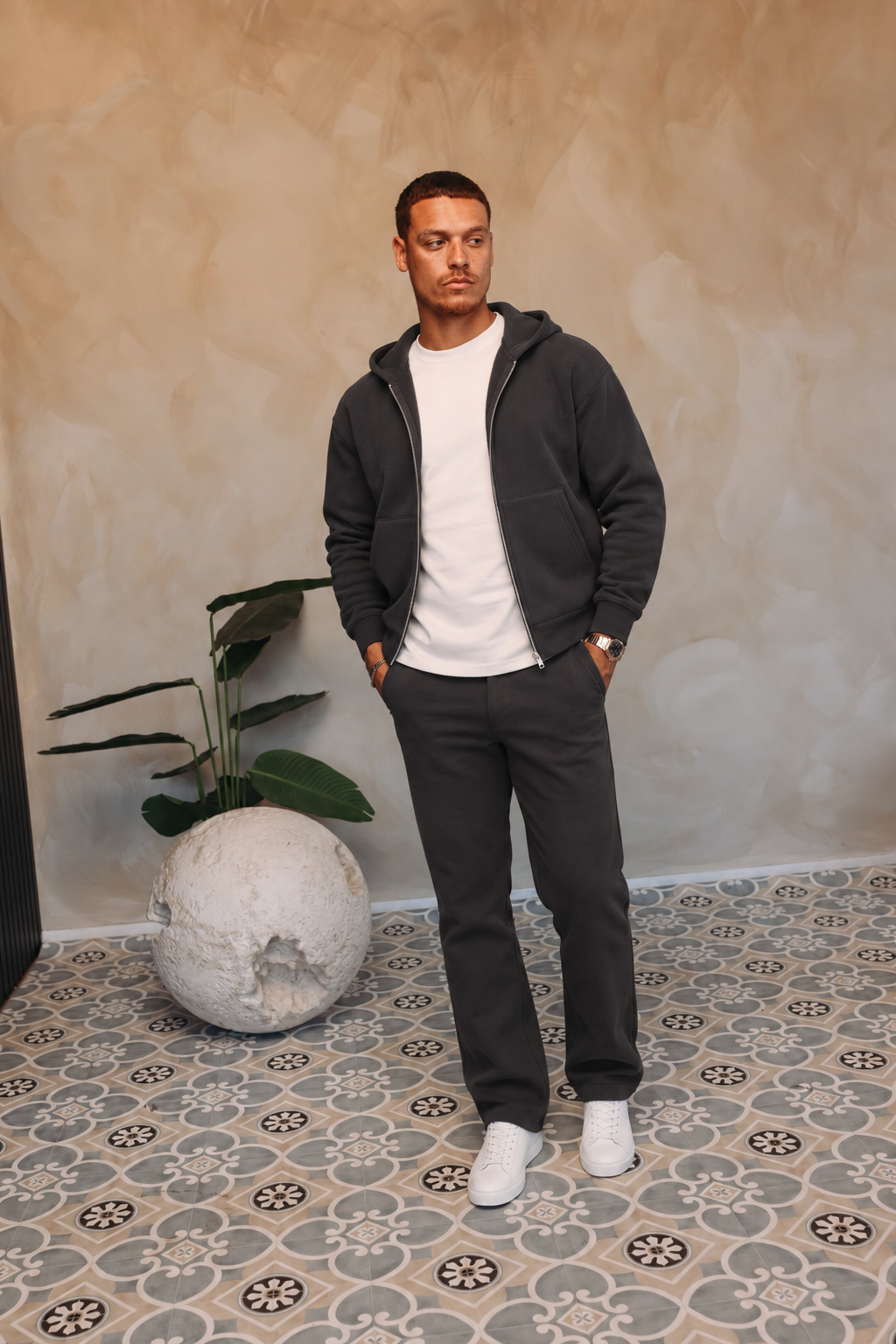 Essential Vest Set antraciet — open vest, wit shirt en witte sneakers, pose 04