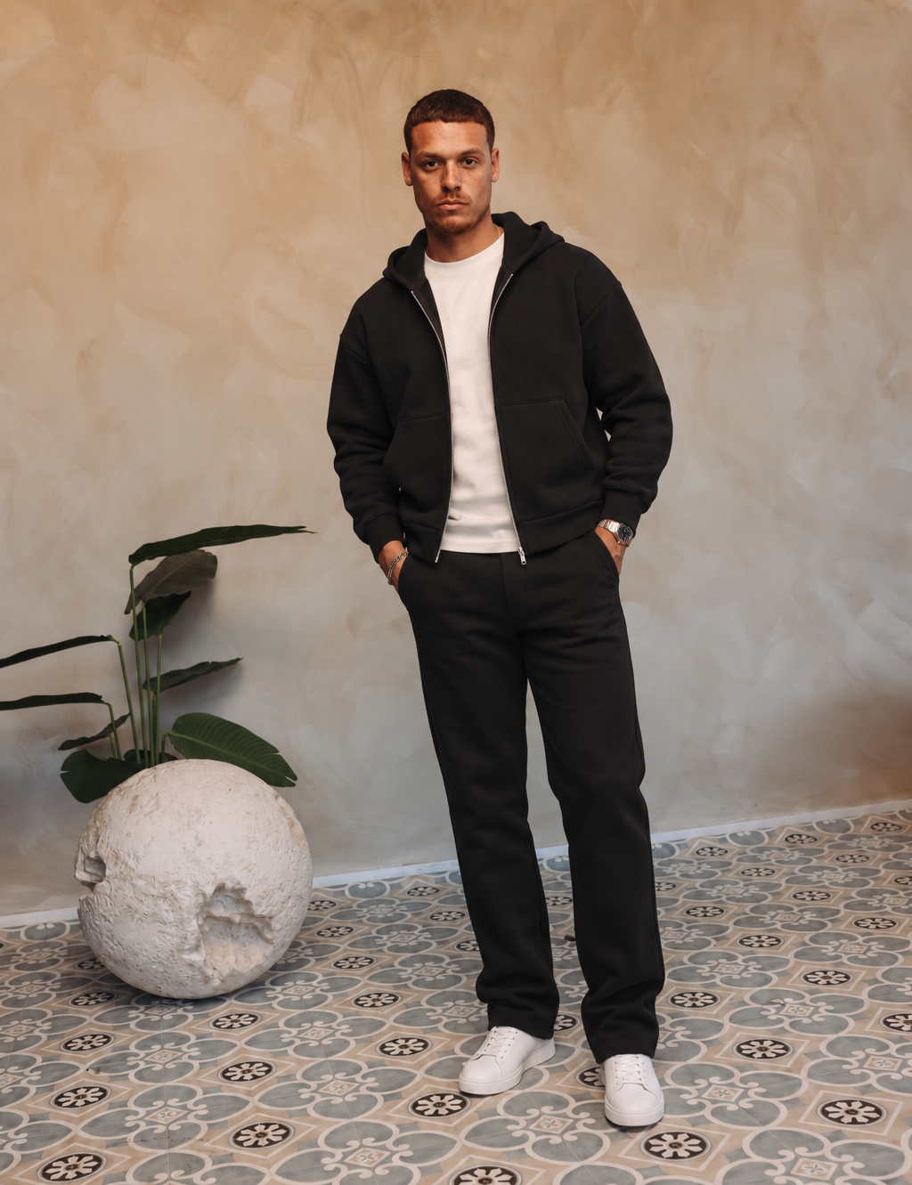 Essential Vest Set black — open vest, wit shirt en witte sneakers, pose 02