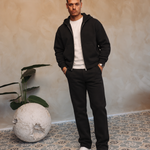 Essential Vest Set black — open vest, wit shirt en witte sneakers, pose 02