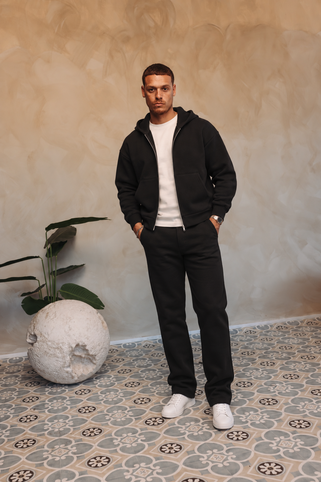Essential Vest Set black — open vest, wit shirt en witte sneakers, pose 02