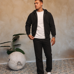 Essential Vest Set black — open vest, wit shirt en witte sneakers, pose 03