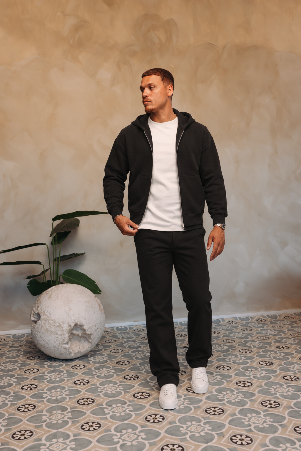 Essential Vest Set black — open vest, wit shirt en witte sneakers, pose 03