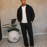 Essential Vest Set black — open vest, wit shirt en witte sneakers, pose 04