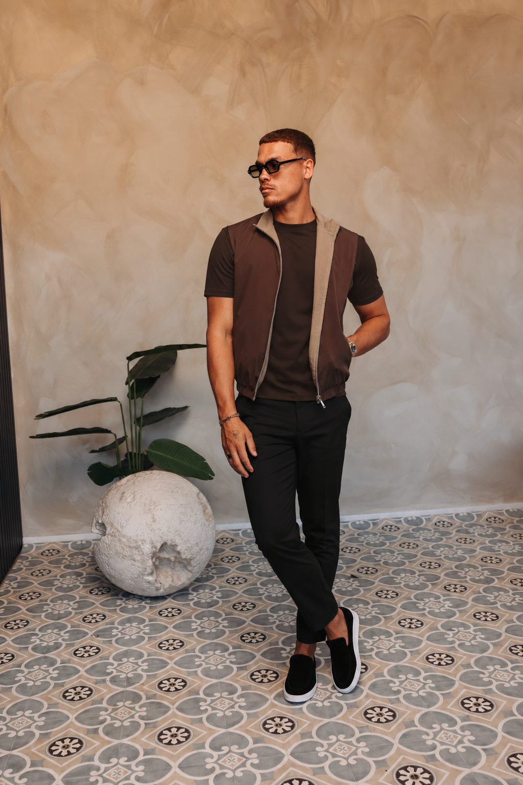 CORE BODYWARMER BEIGE BROWN met passend Gloss-shirt en zwarte broek – lifestyle 2