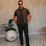 BASE BODYWARMER BROWN met passend Gloss-shirt en zwarte broek – lifestyle 1