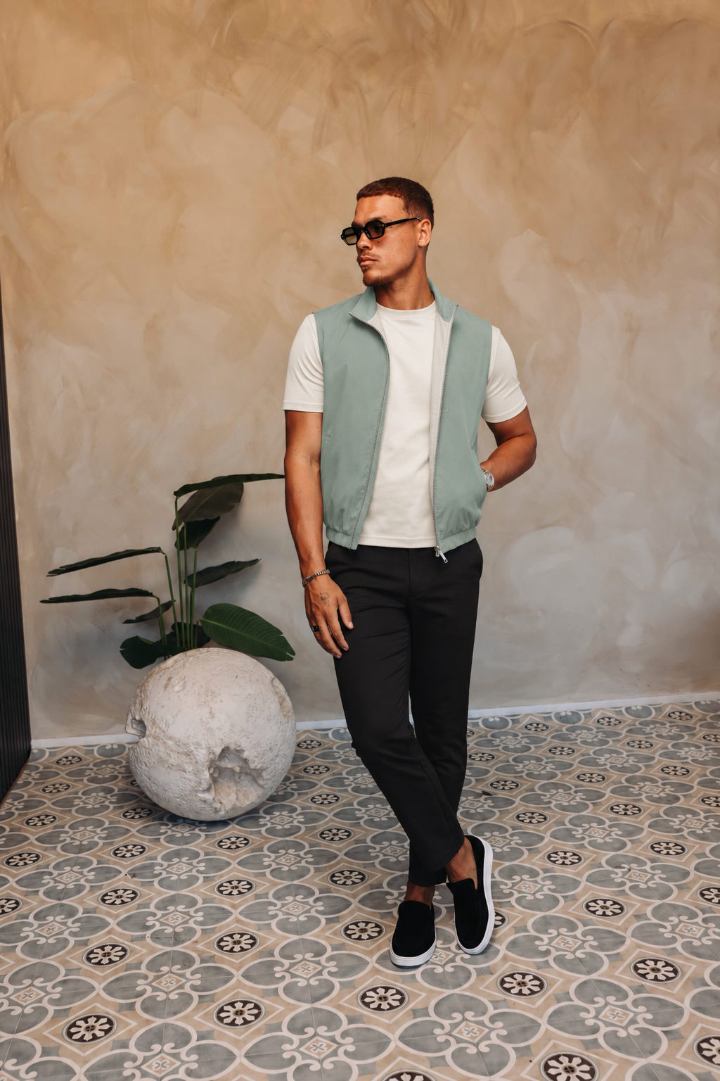 CORE BODYWARMER MINT met passend Gloss-shirt en zwarte broek – lifestyle 2
