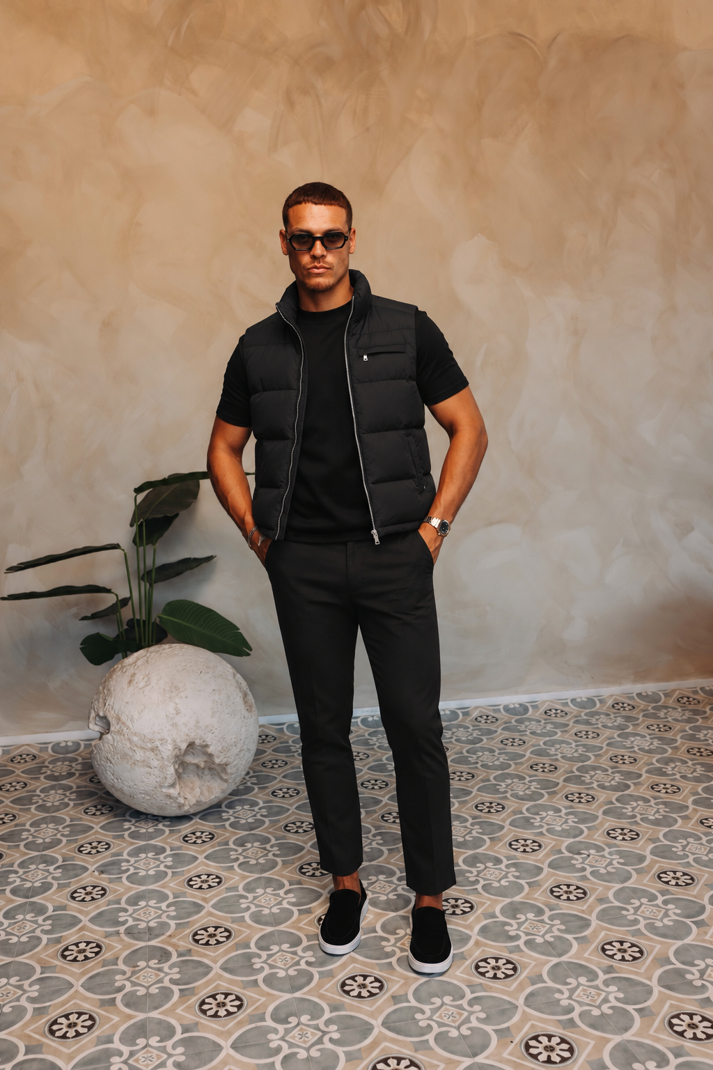 TORINO DOWN BODYWARMER | BLACK met passend Gloss-shirt en zwarte broek – lifestyle 1