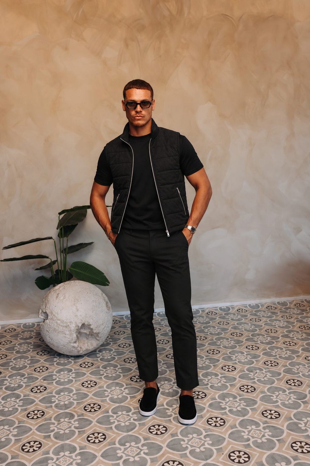 BASE BODYWARMER BLACK met passend Gloss-shirt en zwarte broek – lifestyle 1