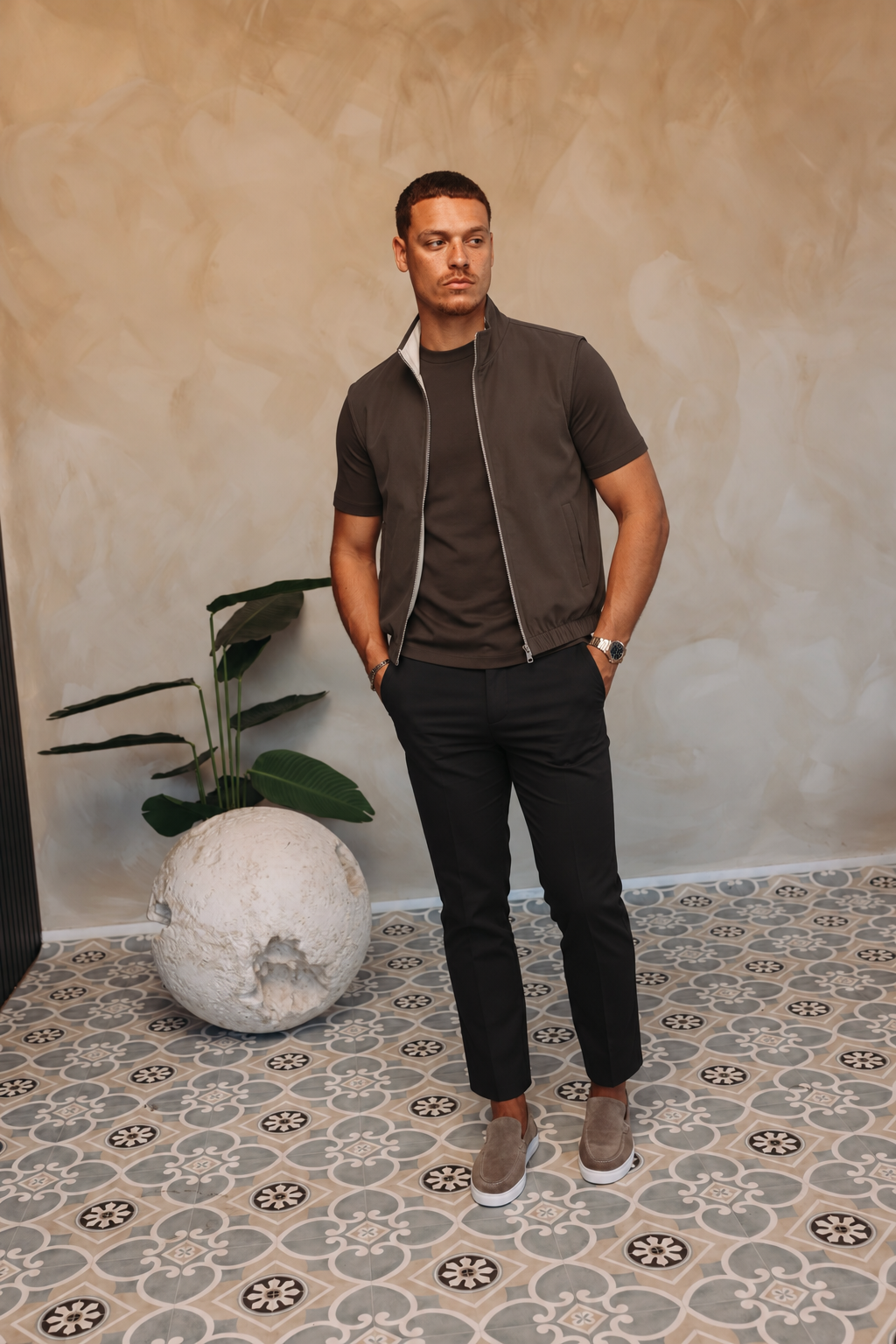 CORE BODYWARMER BROWN LIGHT met passend Gloss-shirt en zwarte broek – lifestyle 1