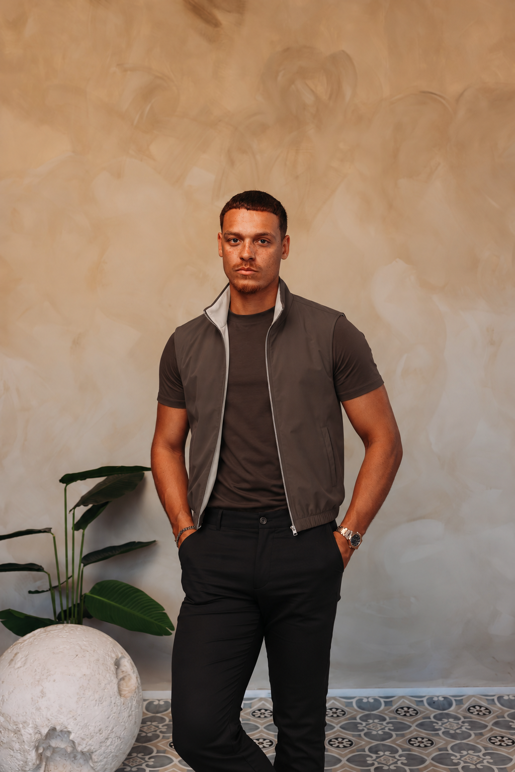 CORE BODYWARMER BROWN LIGHT met passend Gloss-shirt en zwarte broek – lifestyle 2