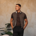CORE BODYWARMER BROWN LIGHT met passend Gloss-shirt en zwarte broek – lifestyle 3