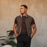 CORE BODYWARMER BROWN LIGHT met passend Gloss-shirt en zwarte broek – lifestyle 3