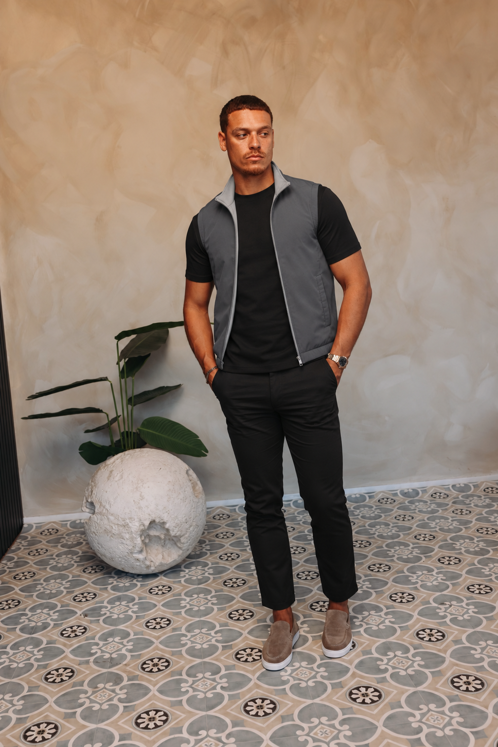 CORE BODYWARMER GREY met passend Gloss-shirt en zwarte broek – lifestyle 1