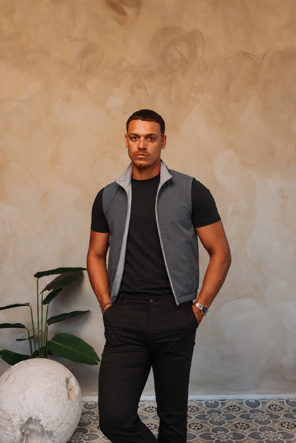 CORE BODYWARMER GREY met passend Gloss-shirt en zwarte broek – lifestyle 2
