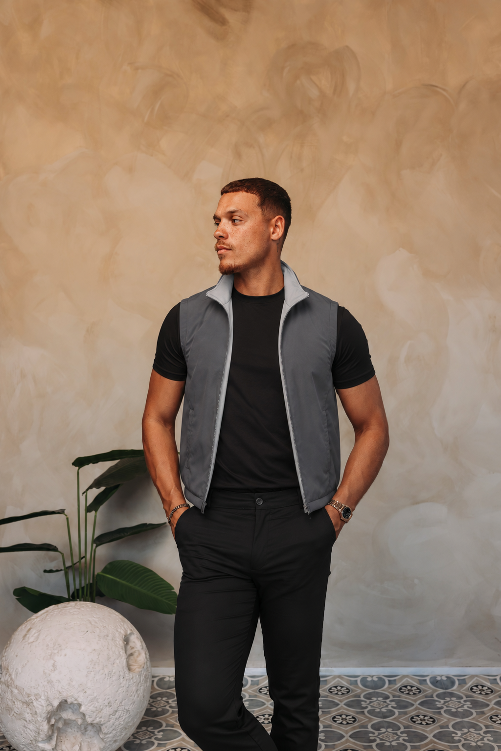 CORE BODYWARMER GREY met passend Gloss-shirt en zwarte broek – lifestyle 3