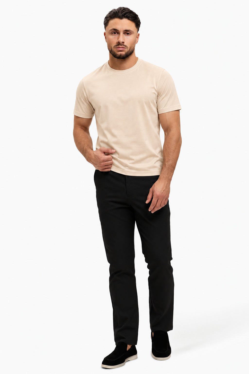 Gloss Essential Shirt beige – studio full, zwarte pantalon